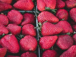 Foto real de fresas antes y después de ampliarla 4× con Topaz